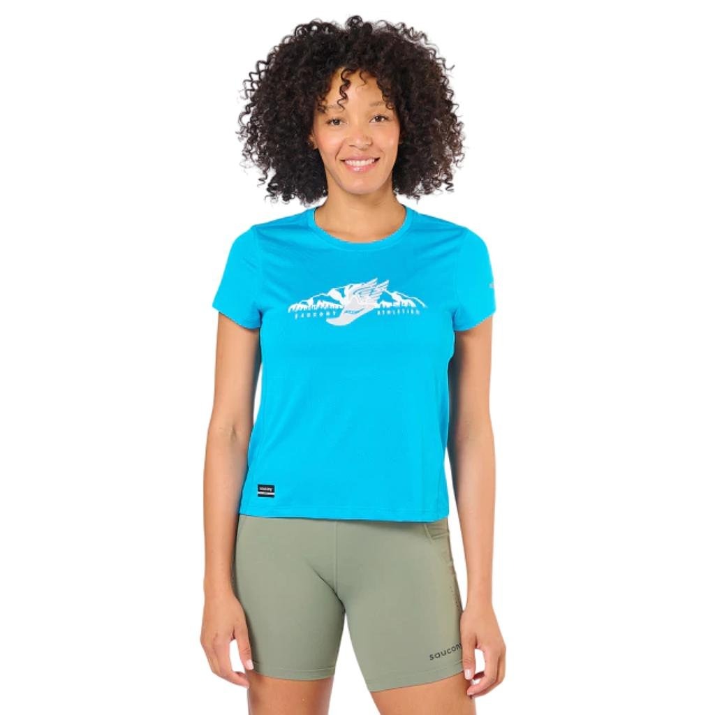 11220479S245 SAUCONY PRENDAS REMERAS FEMENINO RUNNING PEREGRINE_GRAPHIC_SHORT_SLEEVE LIGHT_BLUE